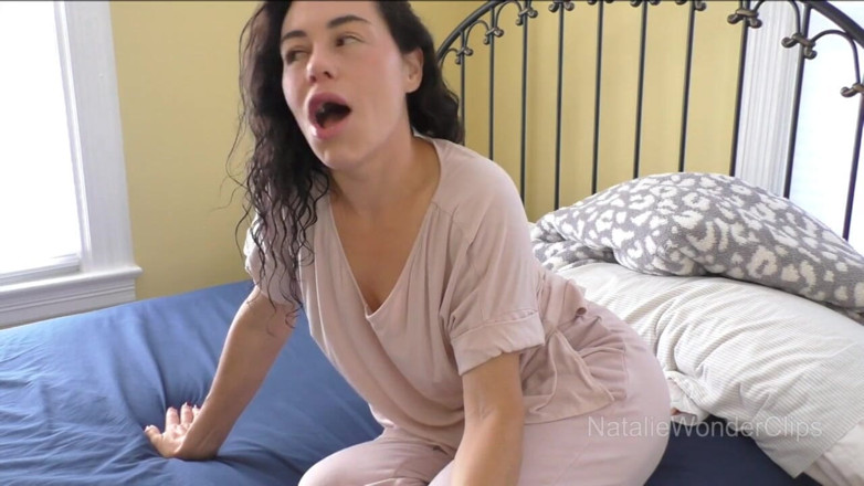 Natalie Wonder: Une latina coquine aide à être tentée