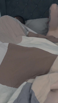 Styvmamma förför styvson i Stormy Bed Share - make tittar på creampie!