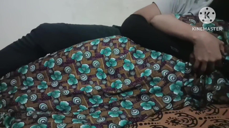 Meena aur James: 義理の息子が誰もいない部屋で義母とセックスをしている