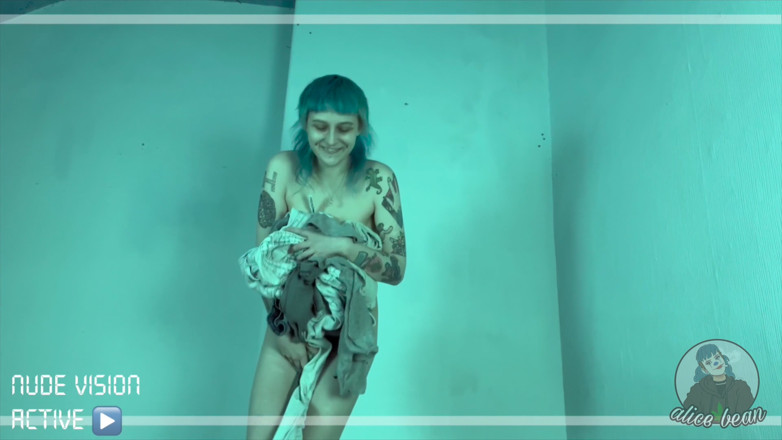 Alice Bean: Nue et exposée