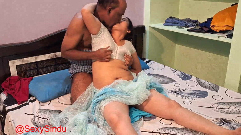 Sexy sindu: 50살 남자와 사리에서 섹스하는 인도 바비