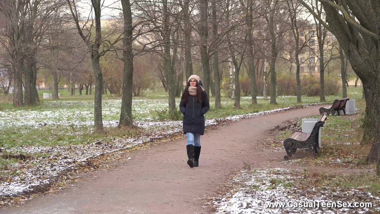 Casual Teen Sex: Nastolatka przyłącza się do wielu orgazmów