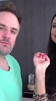 Ania Kinski este o adevărată ticălosă, cu un stud la fel de kinky