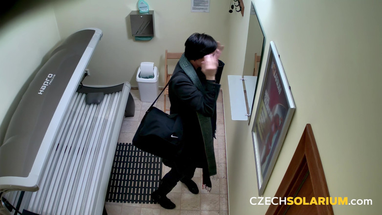 Czech Solarium: Czech Solarium 49: ผมสั้นของแม่น่าเย็ดและนมใหญ่ขโมยโชว์