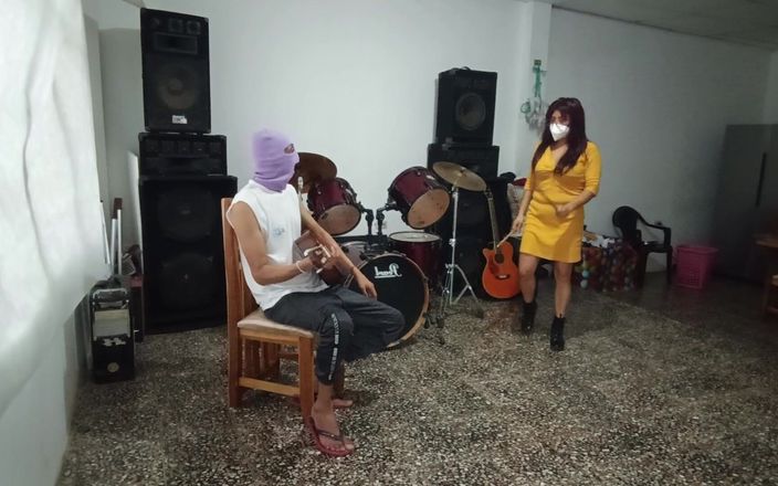 Goky: Sexi Music Teacher Poses Cachondo to Pupil