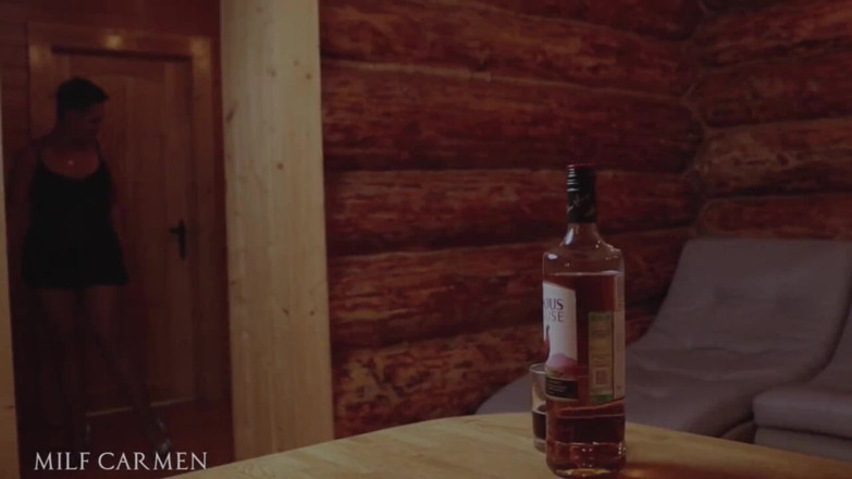 KarmenMilf: Гаряча мамка розслабляється в кімнаті, трахаючи свої дірки великим членом