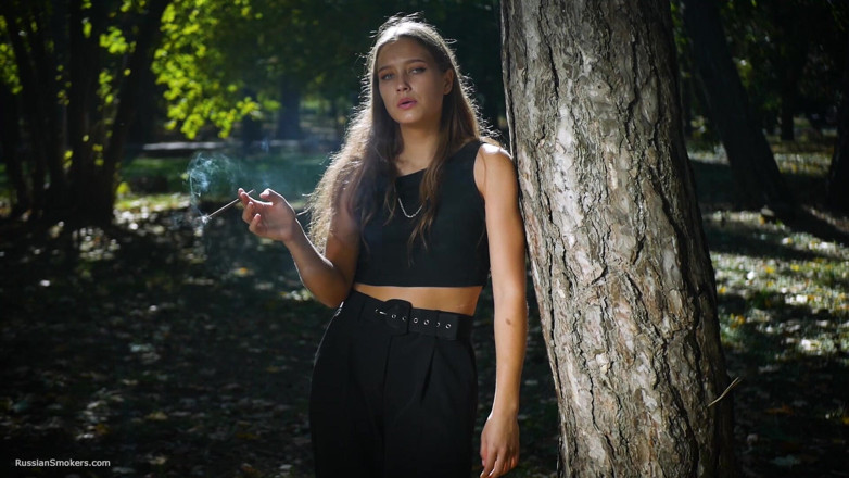 Russian Smokers: Сексуальна російська красуня курить сигарети в приміщенні студії