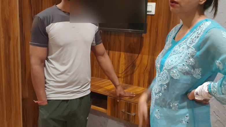 Hornycouple149: Інженер прийшов відремонтувати телевізор.
