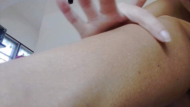 MissAnja_FH: Chlupatá kundička, podpaží a leg Tease POV