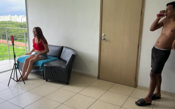 LILY_PUP: Adik tiri latina berambut merah mula melakukan secara langsung untuk...
