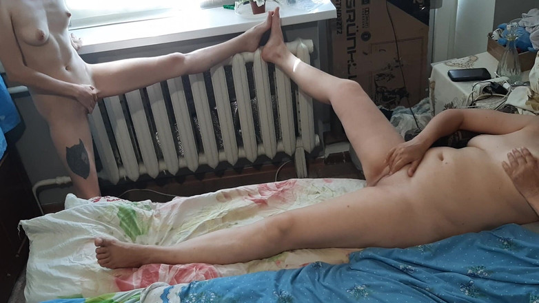 Lesbian-illusion: Dua gadis pesenam masturbasi selama pelatihan