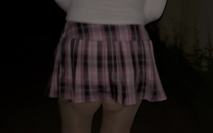 Lady Oups: Růžová skotská mini sukně děvka anální kolík a výstava ve...