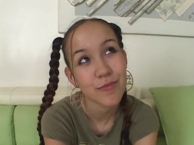 Dangerous Teens: 戴牙箍和辫子的美丽年轻亚洲女孩吮吸鸡巴 pov 风格