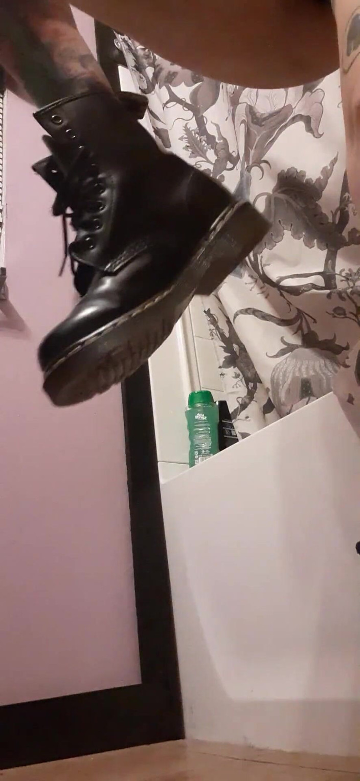 PandoraSG: Смердючі туфлі nike та смердючі ноги, приниження