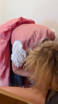 La ragazza bavarese tedesca in Dirndl seduce il marito della sorellastra per scopare