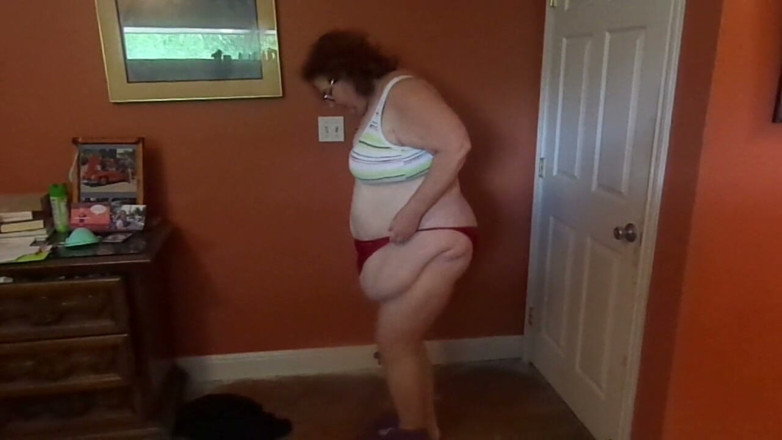 BBW nurse Vicki adventures with friends: Tira a roupa e se masturba com apenas minhas calcinhas...