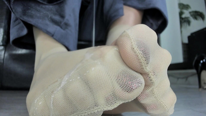 Feet lady: 在尼龙上吐口水