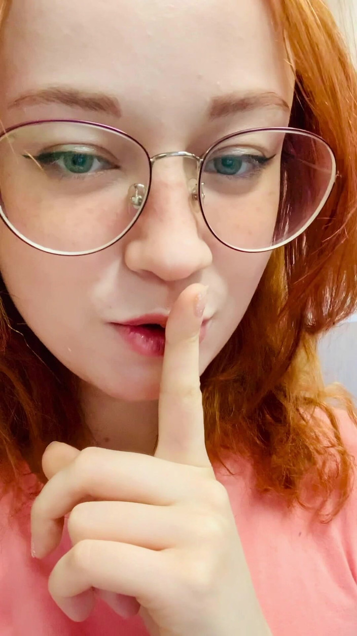 Sheryl X Sinclair: Mă tachinez și mă masturbez în toaleta trenului!