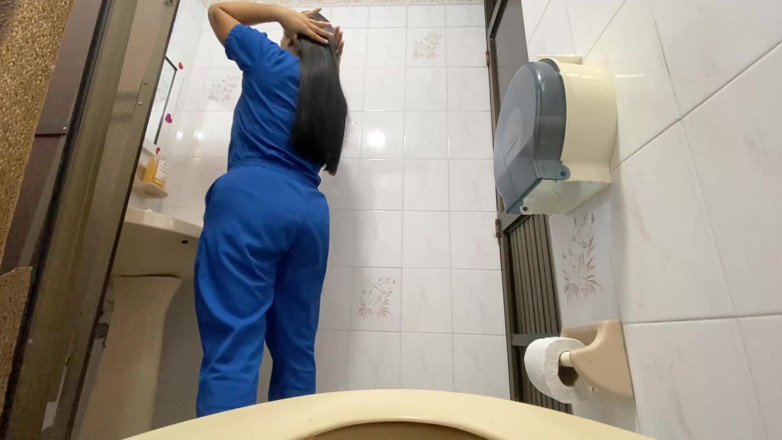 irina69star: Une caméra surprend une infirmière en train de pisser dans...
