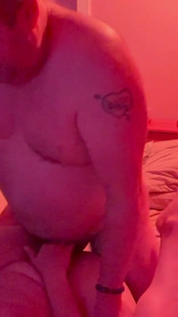 Romantischer sex mit rosa licht und neuer position, spermaschlucken