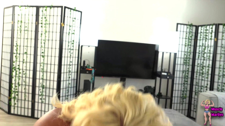 Muscle Marilyn: Oficer Marilyn spotyka niegrzecznego Świętego Mikołaja