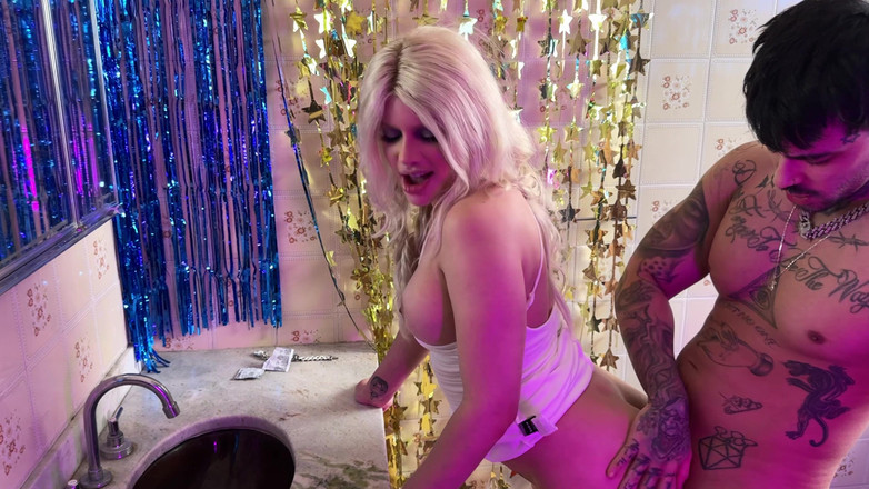 Quente club: Berambut perang dari bilik mandi memenuhi hasrat yang dipam di...