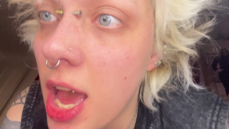 Glitterqueen1999: Uma luta rápida com uma minúscula gigante