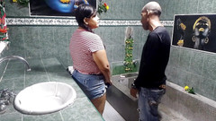 FLACO: 私はバスルームで掃除をし、上司は本当にそれを望んでいるので、彼が私の顔に射精するまで彼のペニスをしゃぶっています