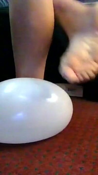 Chanclas blancas reventan globos blancos