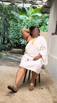 Desi mädchen in oben ohne, sexy fotoshooting, nach dem shooting bild