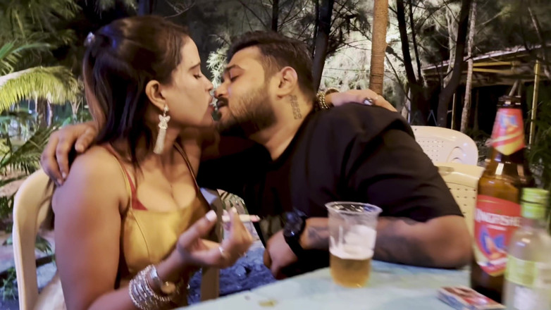Kilash: その男は女の子を庭を歩かせながら、セックスを誘っている