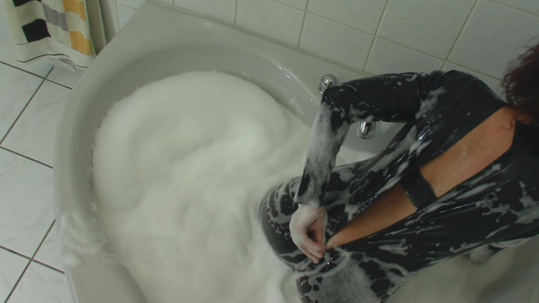 Rubber & Clinic Studio - 1ATOYS: Détente en caoutchouc dans le jacuzzi