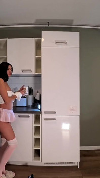 Mini saia rosa curta e calcinha com meias sobre o joelho é apenas o começo ela tira calcinha para mostrar sua buceta raspada