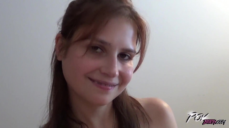 POV Bitch: Невинная брюнетка сосет член как сумасшедшая, а затем скачет на нем