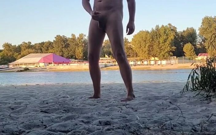 Wanker forever: Tip se pișă, se masturbează și ejaculează la plaja de nudiști
