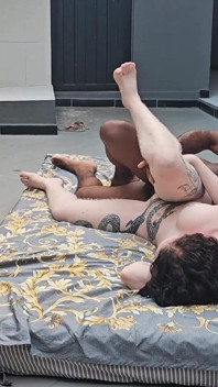 Ich stieg nach hause und fand meine frau und ihre freundin in ihren unterwäsche beim sonnenbaden und ich habe mich für sie nackt gemacht