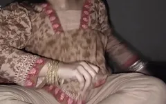 पाकिस्तानी हीरा बट चुदाई के लिए घर आती है