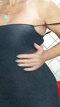 Azafata solitaria en la cocina muestra la belleza de su viejo cuerpo sexy delante de una webcam