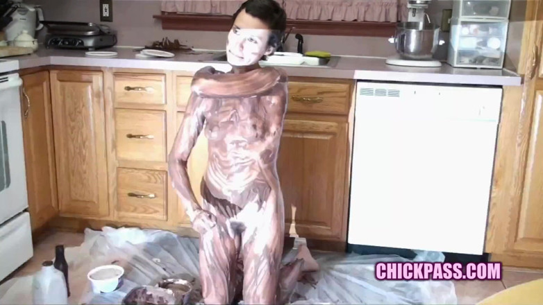 ChickPass Amateurs: Shelly recouvre son corps de chocolat