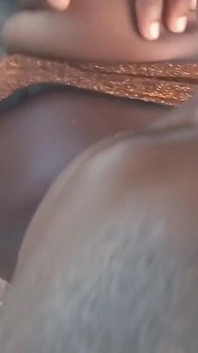 Ebenholz gibt blowjob in der Öffentlichkeit