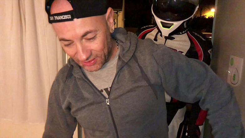 HUMLIATION AND SPANKING PORN: Humilhação no hotel com roupas de fetiche motociclista