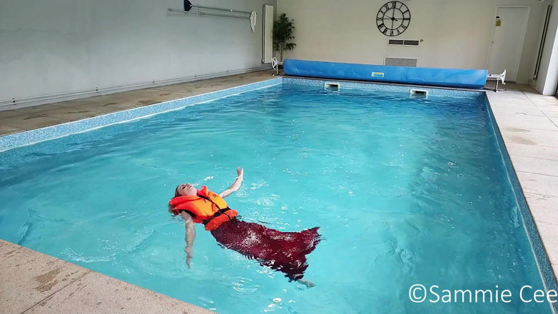 Sammie Cee: Rettungsjacke im abendkleid über bord