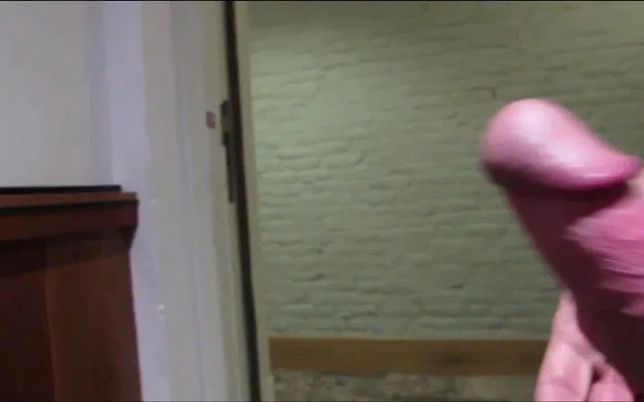 Littleschorschi: Nude Boner Flash in Hotel