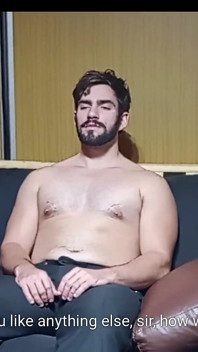 Uchazeč o práci Hunk je ovládán šéfem Ferem