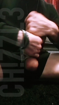 Ch!zzl3 masturba il suo cazzo sexy fino all'esplosione