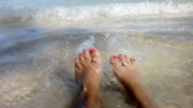 Dream Factory: Fetiche por pés na praia