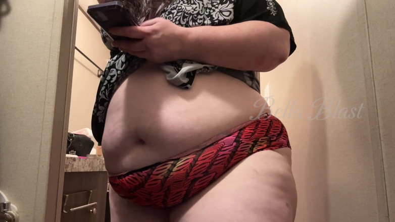 BellaBlast: Belly Gurgles i Deep Pierts na Mikrofon autorstwa Bella Blast