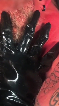 Stiefvader krijgt geweldige aftrekbeurt en pijpbeurt van latex mietje