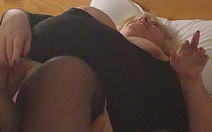 Nicola Hotwife: Nicola menyertai Harry di bilik hotelnya