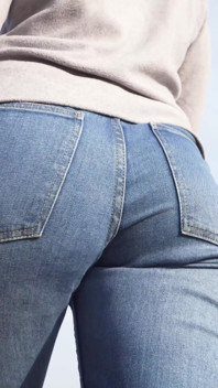 MILF z Phat Ass Walkings na zewnątrz w luźnych dżinsach